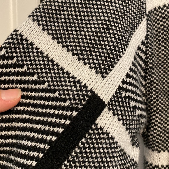 Black and white knit mock-neck sweater - Picture 3 of 3